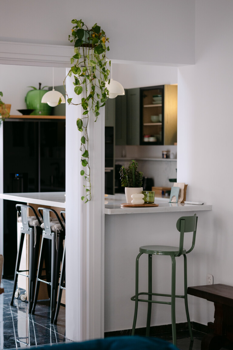 Kitchen breakfast bar with bar stools and hanging plants